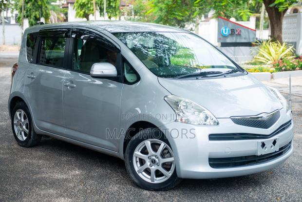 Toyota Ractis 2010 Silver