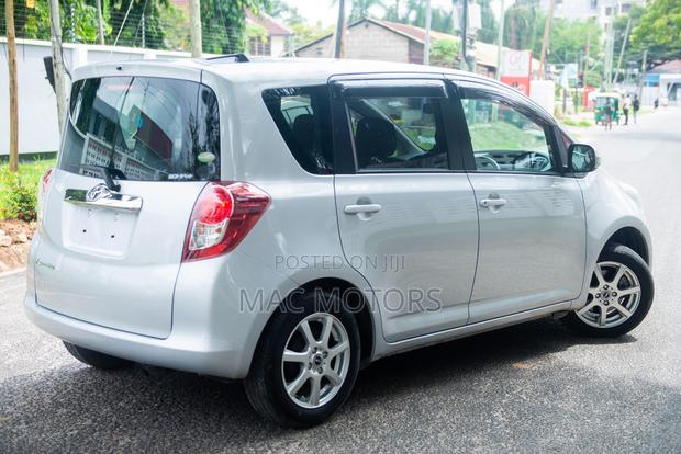 Toyota Ractis 2010 Silver