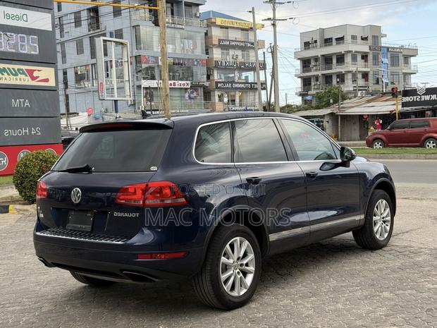 Volkswagen Touareg 2011 Blue