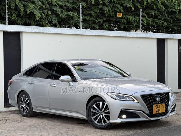 Toyota Crown 2018 Silver