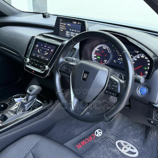 Toyota Crown 2018 Silver