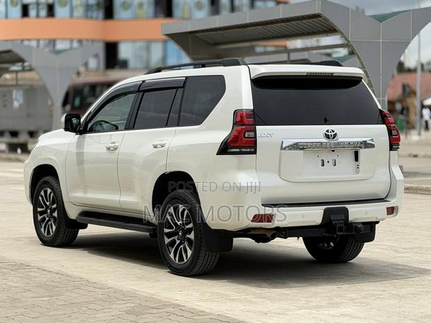 Toyota Land Cruiser Prado 2.8 2023 White