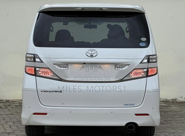 Toyota Vellfire 2010 White
