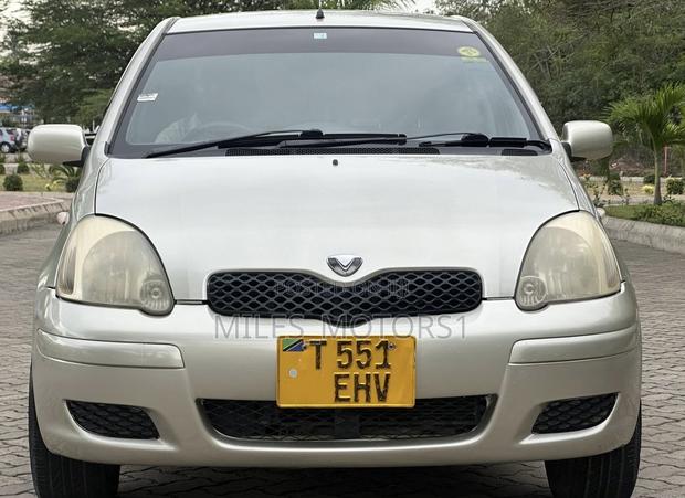 Toyota Vitz 2002 Silver