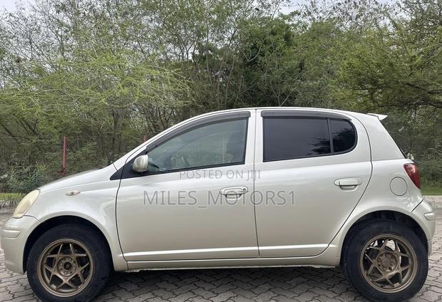 Toyota Vitz 2002 Silver