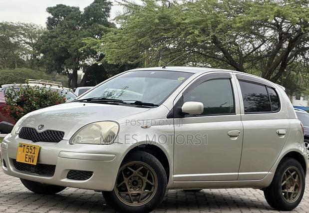 Toyota Vitz 2002 Silver