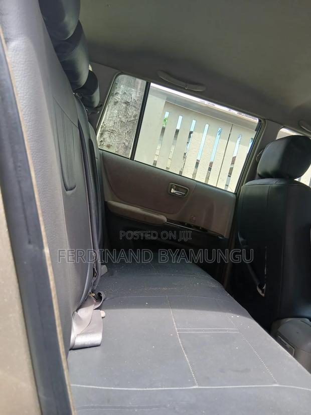 Toyota Kluger 2001 Gold