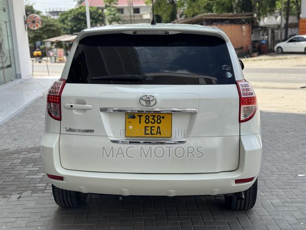 Toyota Vanguard 2009 White