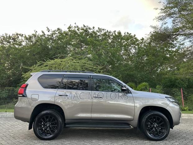 Toyota Land Cruiser Prado 2.7 2023 Gray