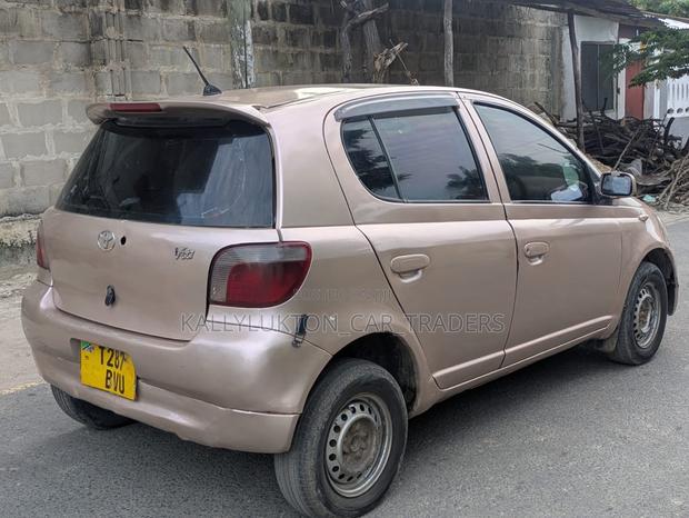 Toyota Vitz 2005 Pink