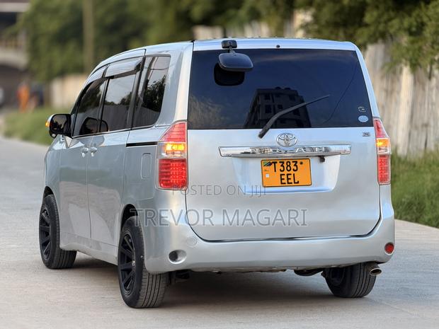 Toyota Noah 2009 Silver