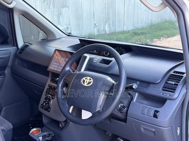 Toyota Noah 2009 Silver