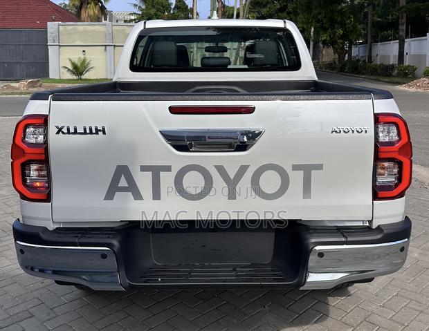 New Toyota Hilux 2025 White