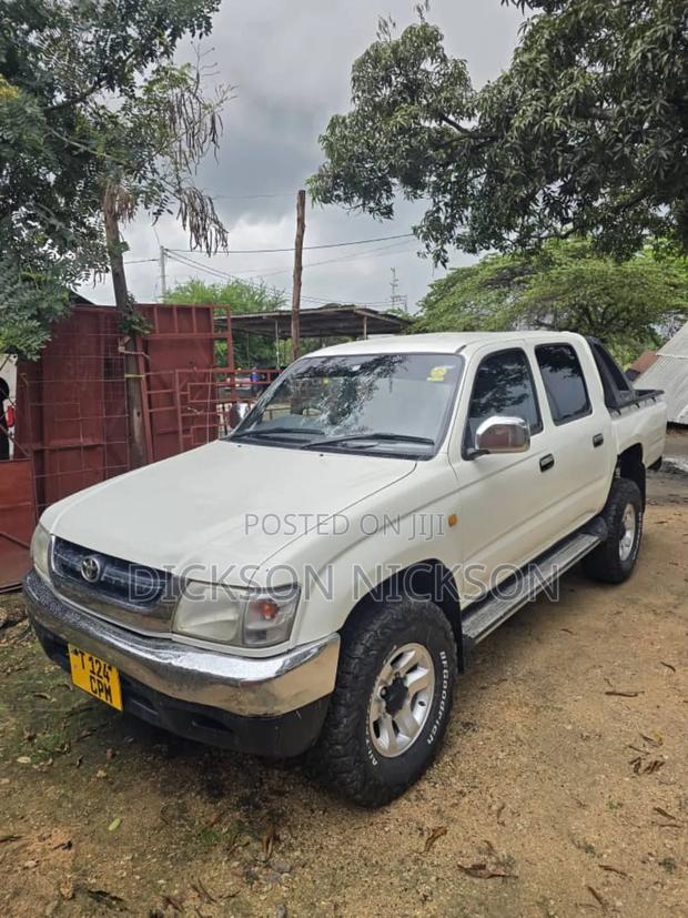 Toyota Hilux 2000 White