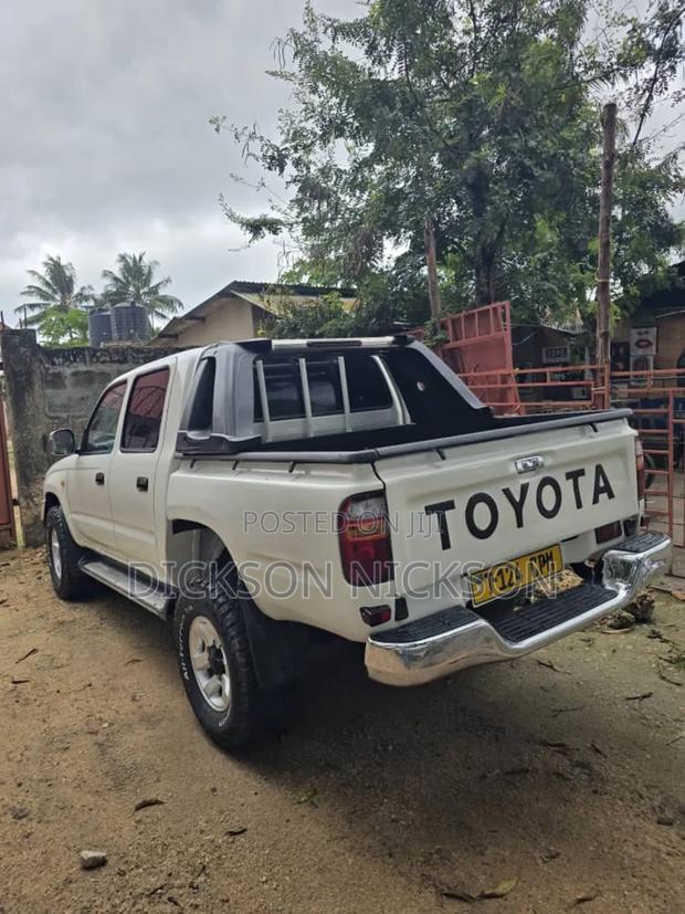 Toyota Hilux 2000 White