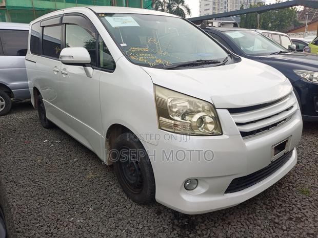 Toyota Noah 2.0 158hp AWD (8 Seater) 2008 White