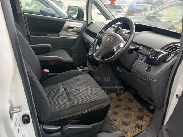 Toyota Noah 2.0 158hp AWD (8 Seater) 2008 White