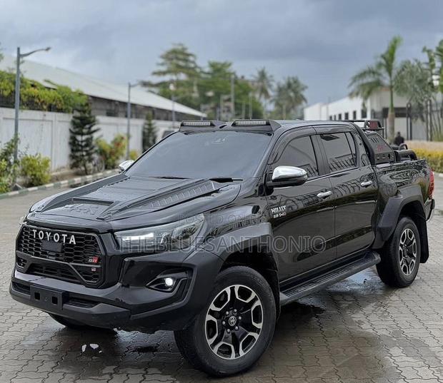 Toyota Hilux 2023 Gray