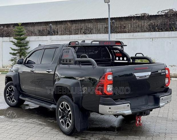 Toyota Hilux 2023 Gray
