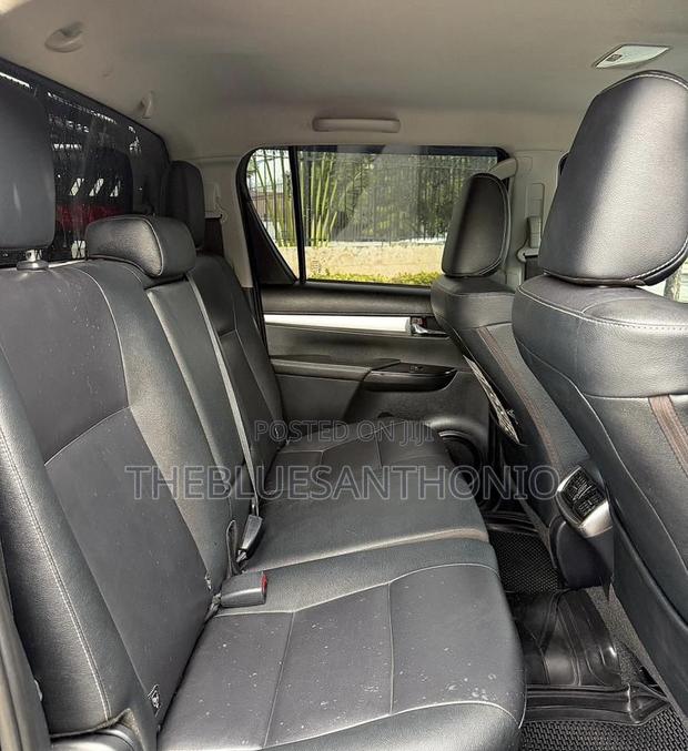 Toyota Hilux 2023 Gray