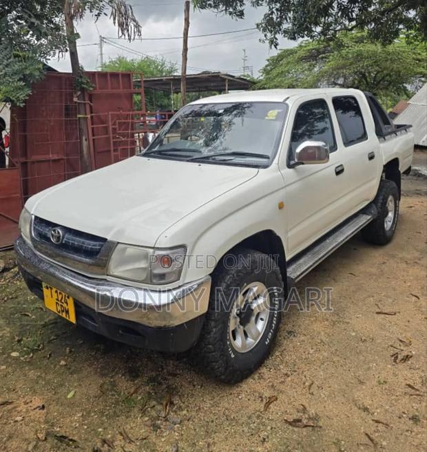Toyota Hilux 2010 White