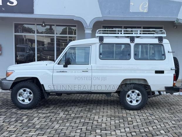 Toyota Land Cruiser 2011 White