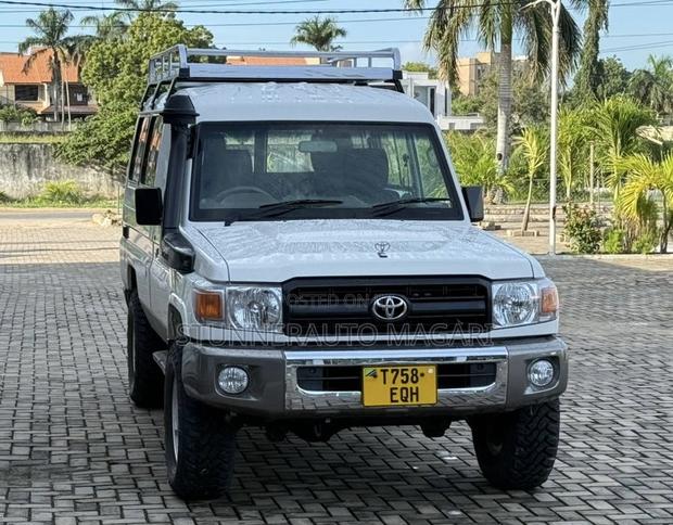 Toyota Land Cruiser 2011 White