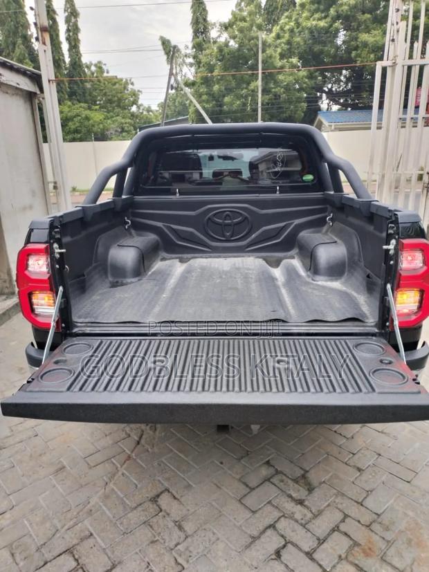 Toyota Hilux 2021 Black