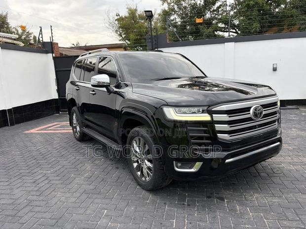 Toyota Land Cruiser LC300 2023 Black