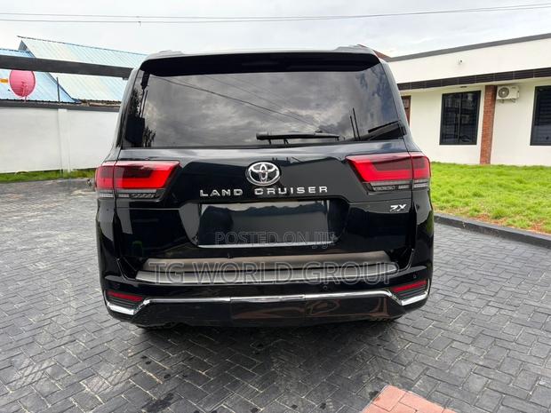 Toyota Land Cruiser LC300 2023 Black