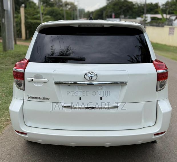 Toyota Vanguard 2012 White