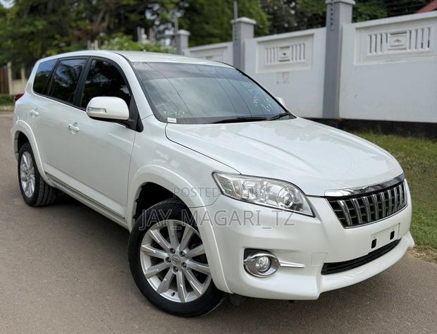 Toyota Vanguard 2012 White