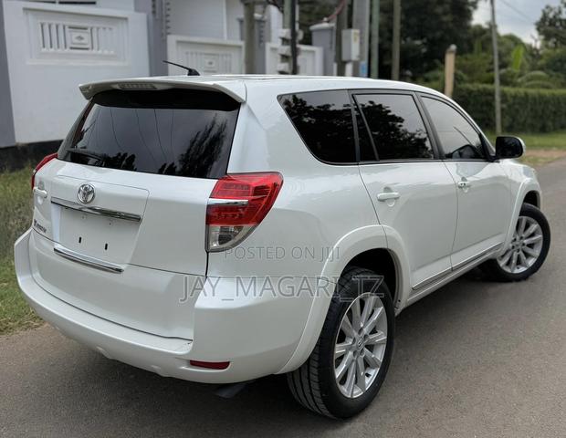 Toyota Vanguard 2012 White