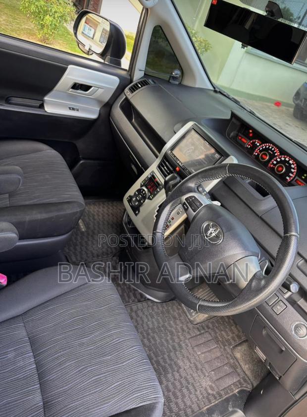 Toyota Noah 2.0 143hp FWD (7 Seater) 2013 Gray