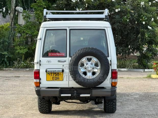 Toyota Land Cruiser 2011 Pearl