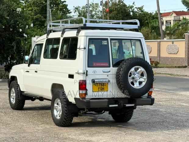 Toyota Land Cruiser 2011 Pearl