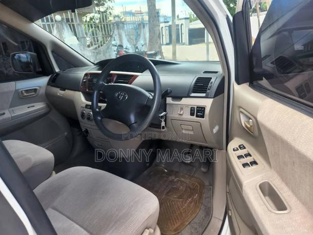 Toyota Noah 2005 White