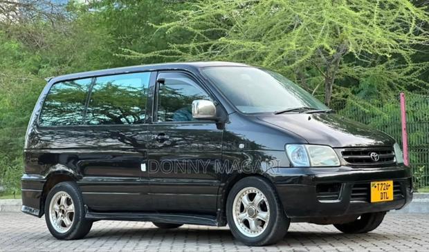 Toyota Noah 2002 Black