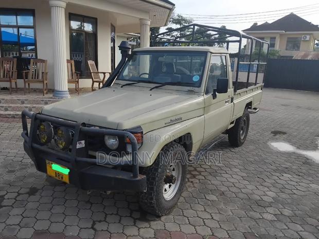 Toyota Land Cruiser 2017 Gold