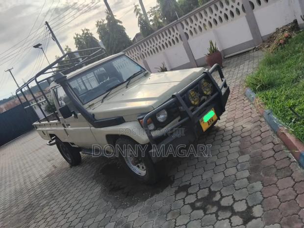 Toyota Land Cruiser 2017 Gold