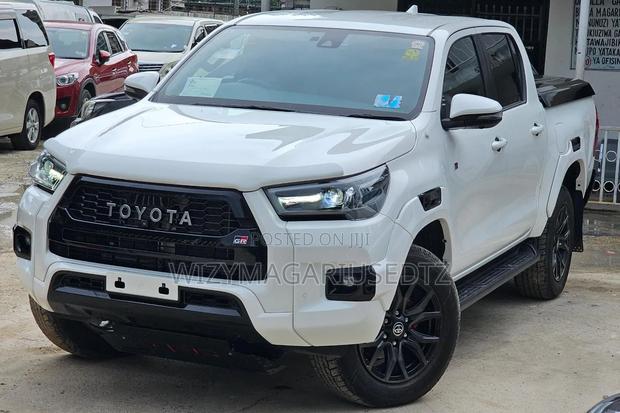Toyota Hilux 2023 White