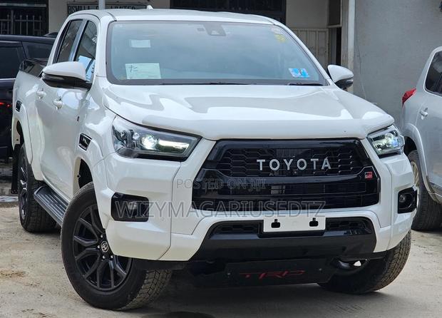 Toyota Hilux 2023 White