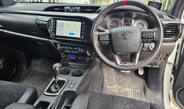 Toyota Hilux 2023 White