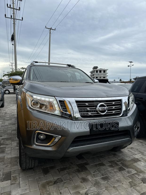 Nissan Navara 2017 Gray