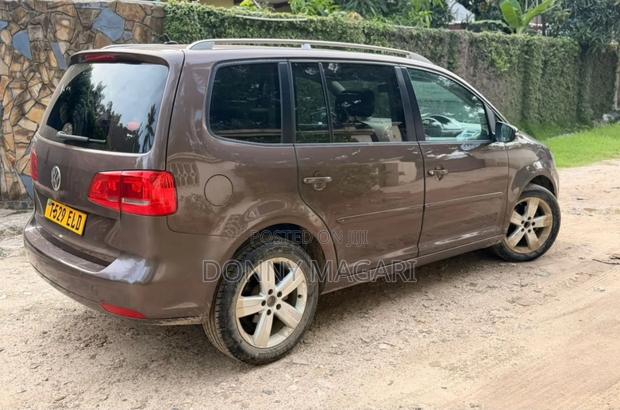 Volkswagen Touran 2013 Brown