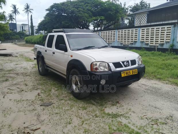 Nissan Hardbody 2004 White