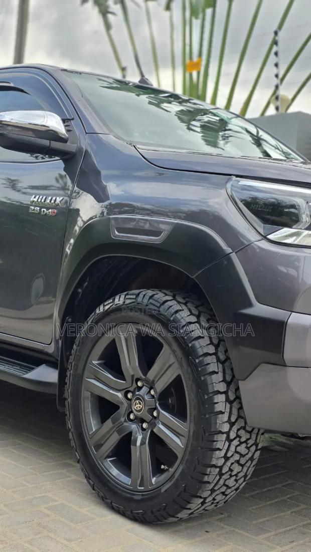 Toyota Hilux 2021 Gray