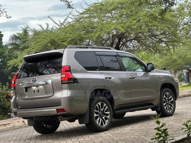 Toyota Land Cruiser Prado 2023 Gray