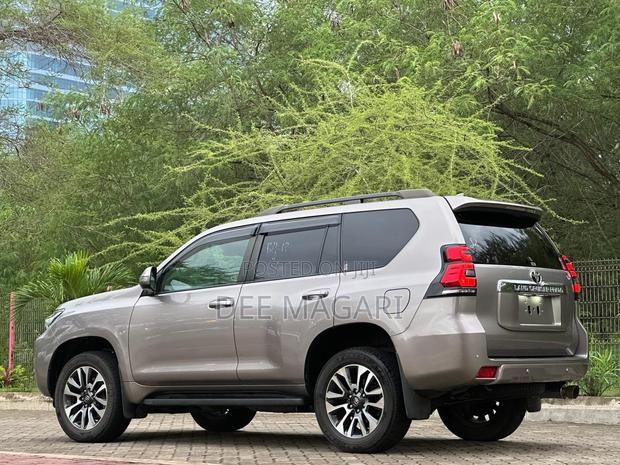 Toyota Land Cruiser Prado 2023 Gray