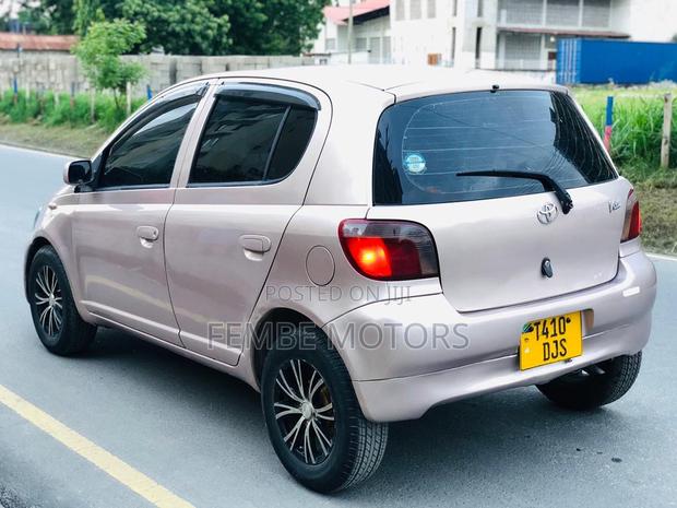 Toyota Vitz 2005 Silver